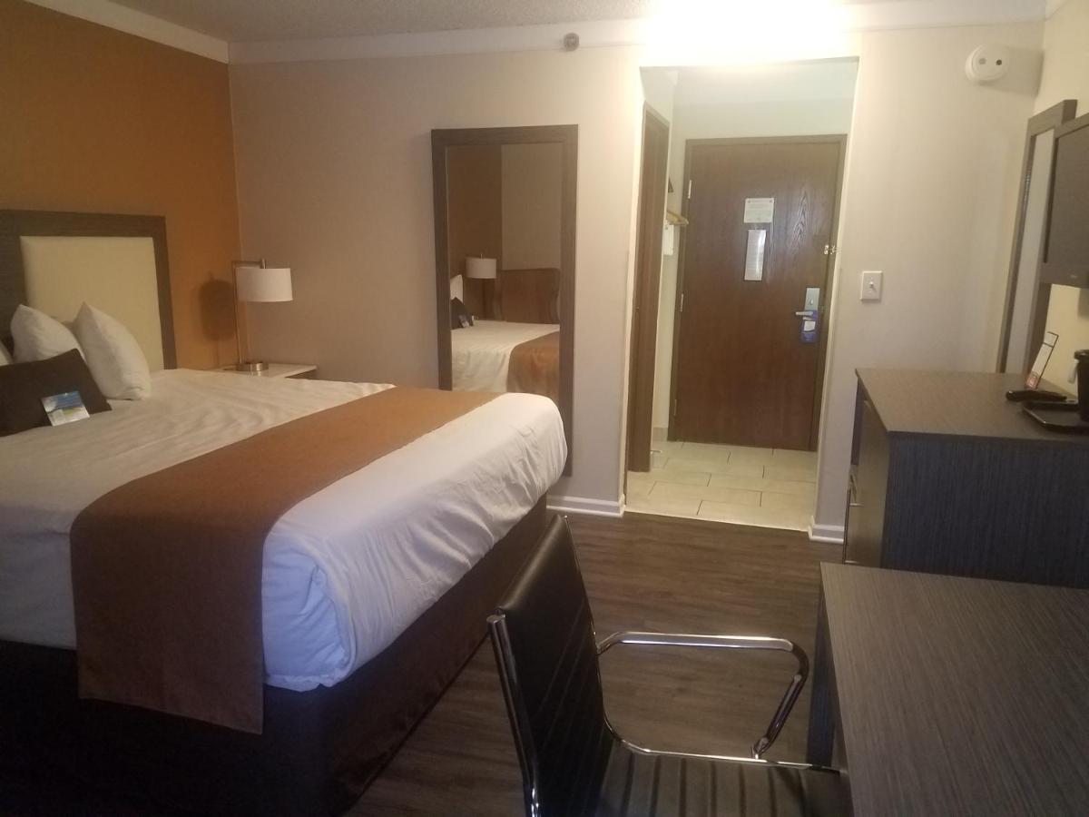 King Room - Pet Friendly/Non-Smoking at Baymont by Wyndham Chicago/Alsip