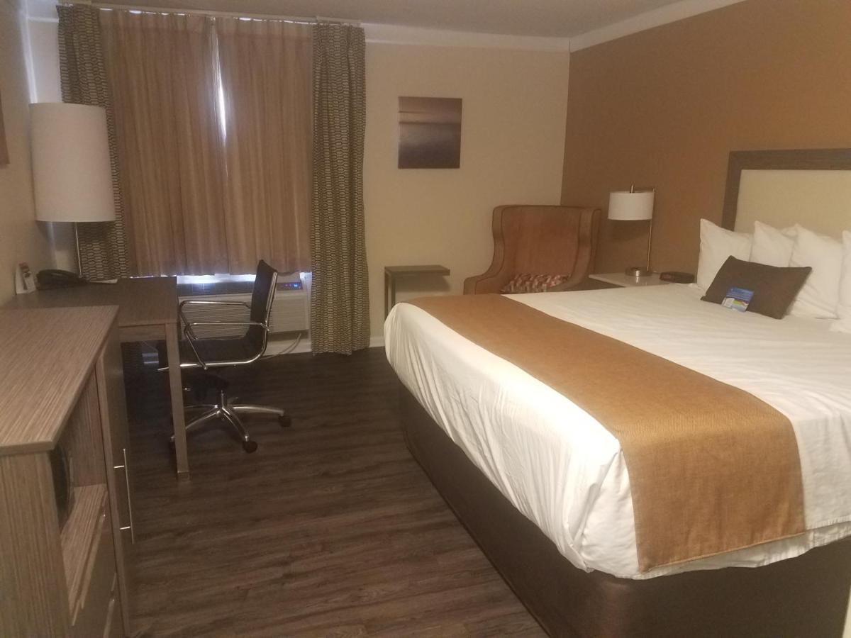 King Room - Pet Friendly/Non-Smoking at Baymont by Wyndham Chicago/Alsip