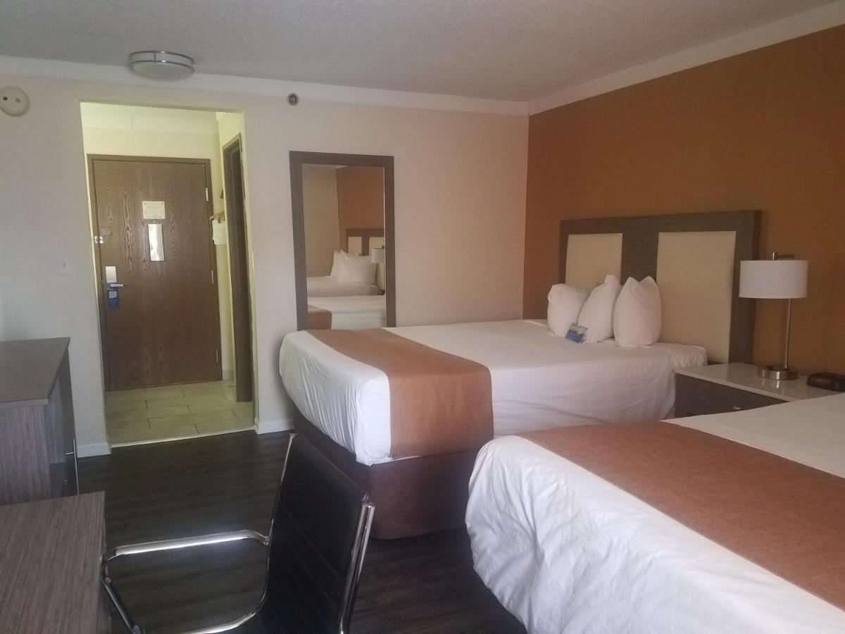 Queen Room with Two Queen Beds - Pet Friendly/Non-Smoking at Baymont by Wyndham Chicago/Alsip