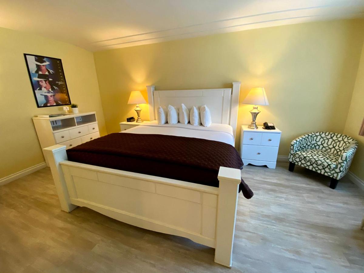 Executive King Room at Hollywood Celebrity Hotel