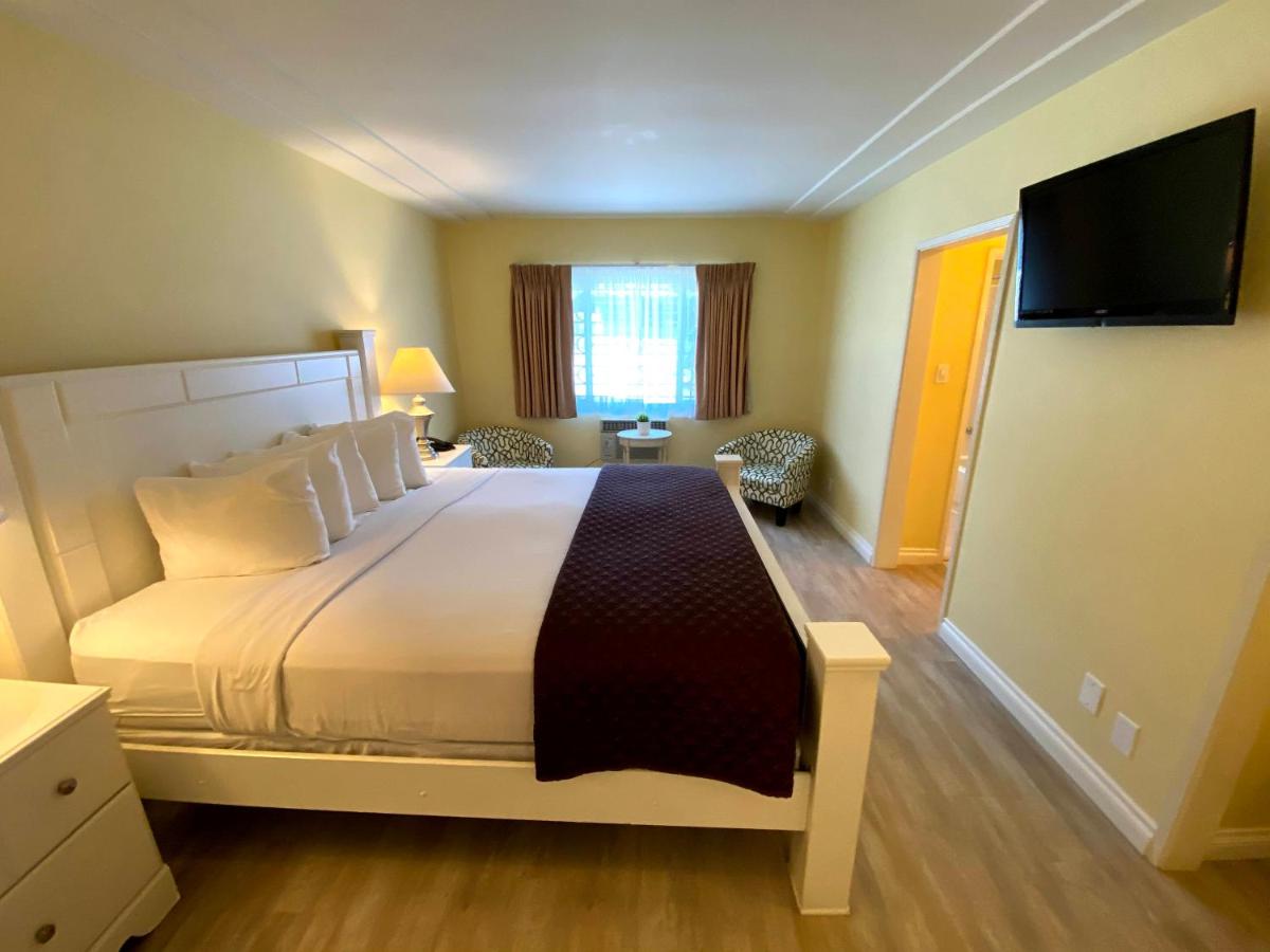 Executive King Room at Hollywood Celebrity Hotel