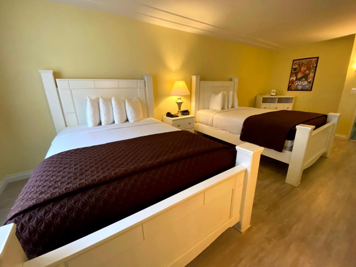 Executive Queen Room with 2 Queen Beds at Hollywood Celebrity Hotel