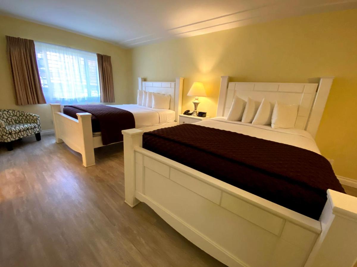 Executive Queen Room with 2 Queen Beds at Hollywood Celebrity Hotel