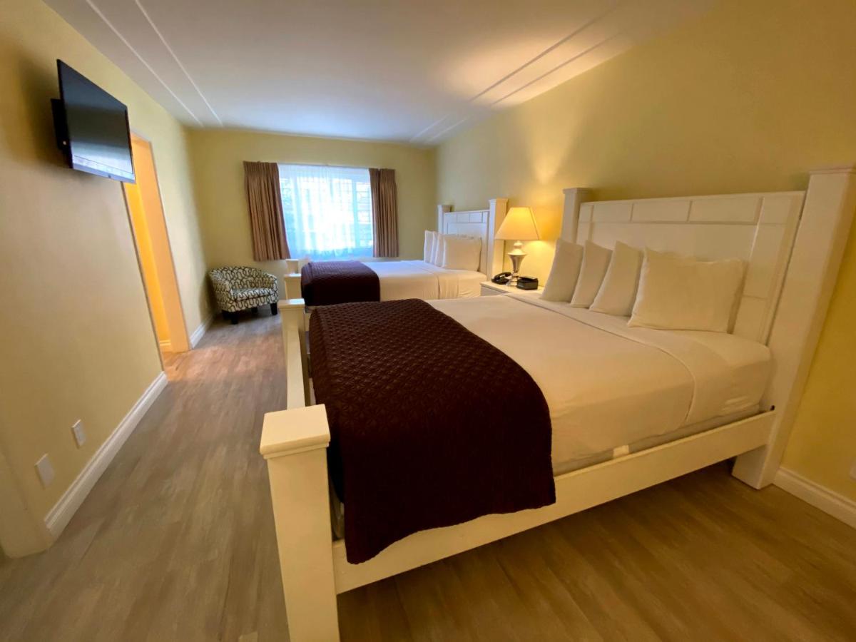 Executive Queen Room with 2 Queen Beds at Hollywood Celebrity Hotel
