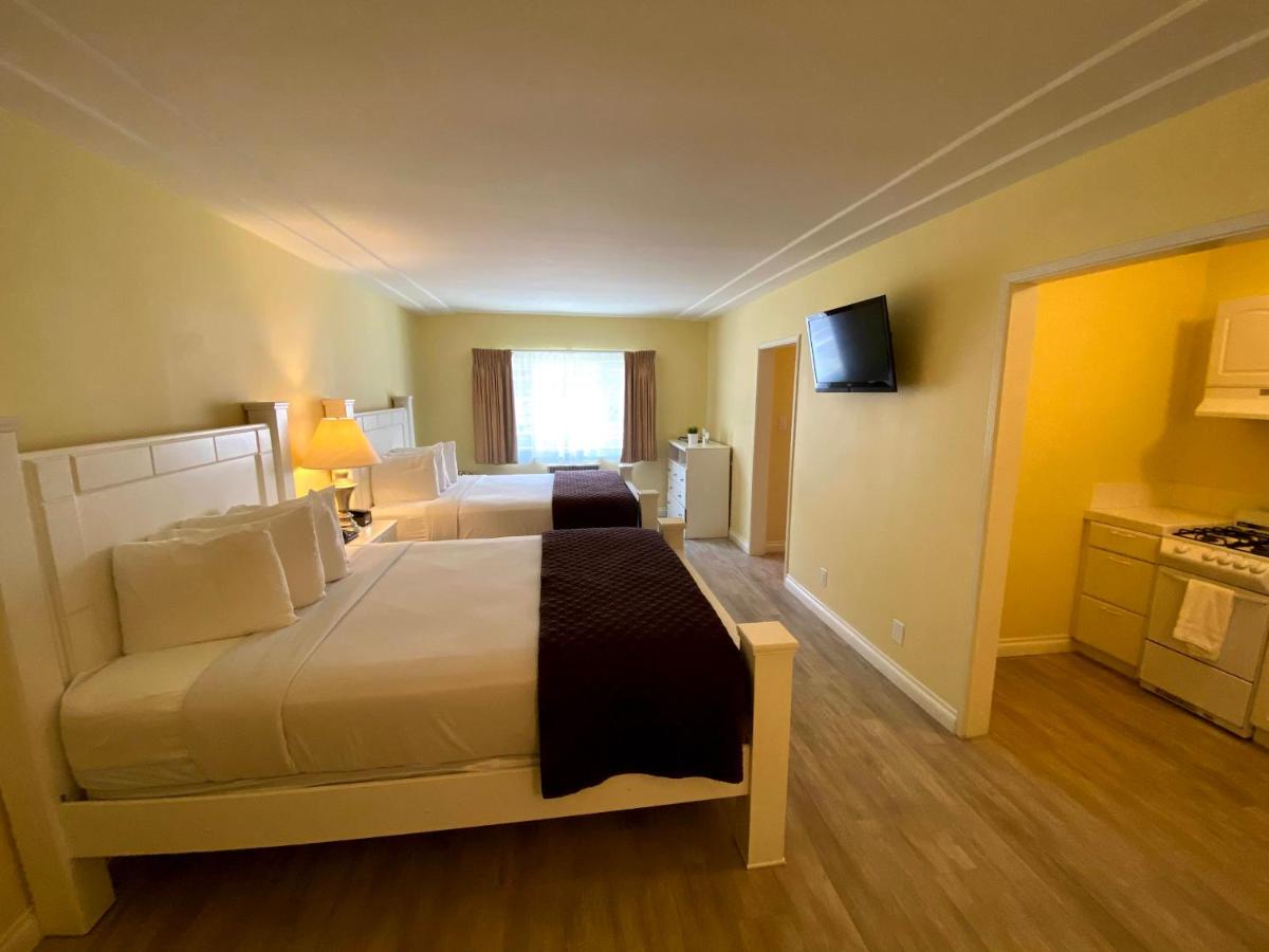 Executive Two Queen with Kitchen at Hollywood Celebrity Hotel