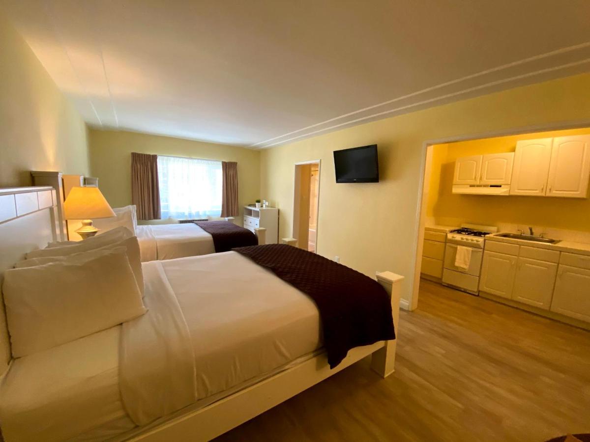 Executive Two Queen with Kitchen at Hollywood Celebrity Hotel