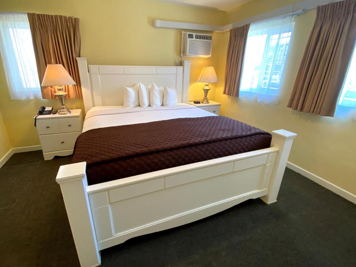 Deluxe King & Queen Suite at Hollywood Celebrity Hotel