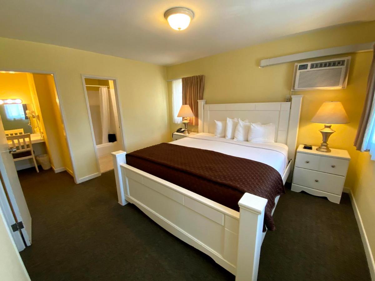 Deluxe King & Queen Suite at Hollywood Celebrity Hotel