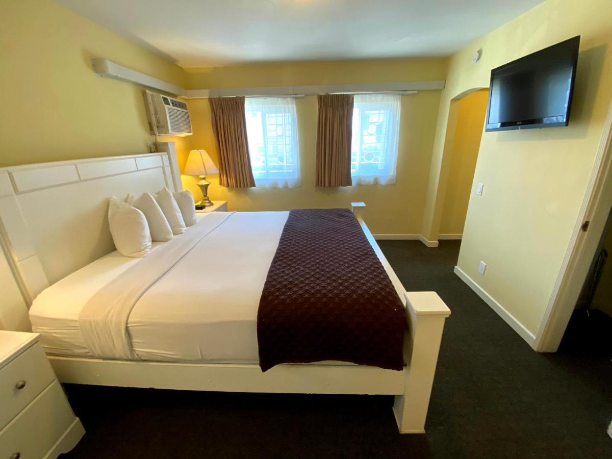 Deluxe King & Queen Suite at Hollywood Celebrity Hotel