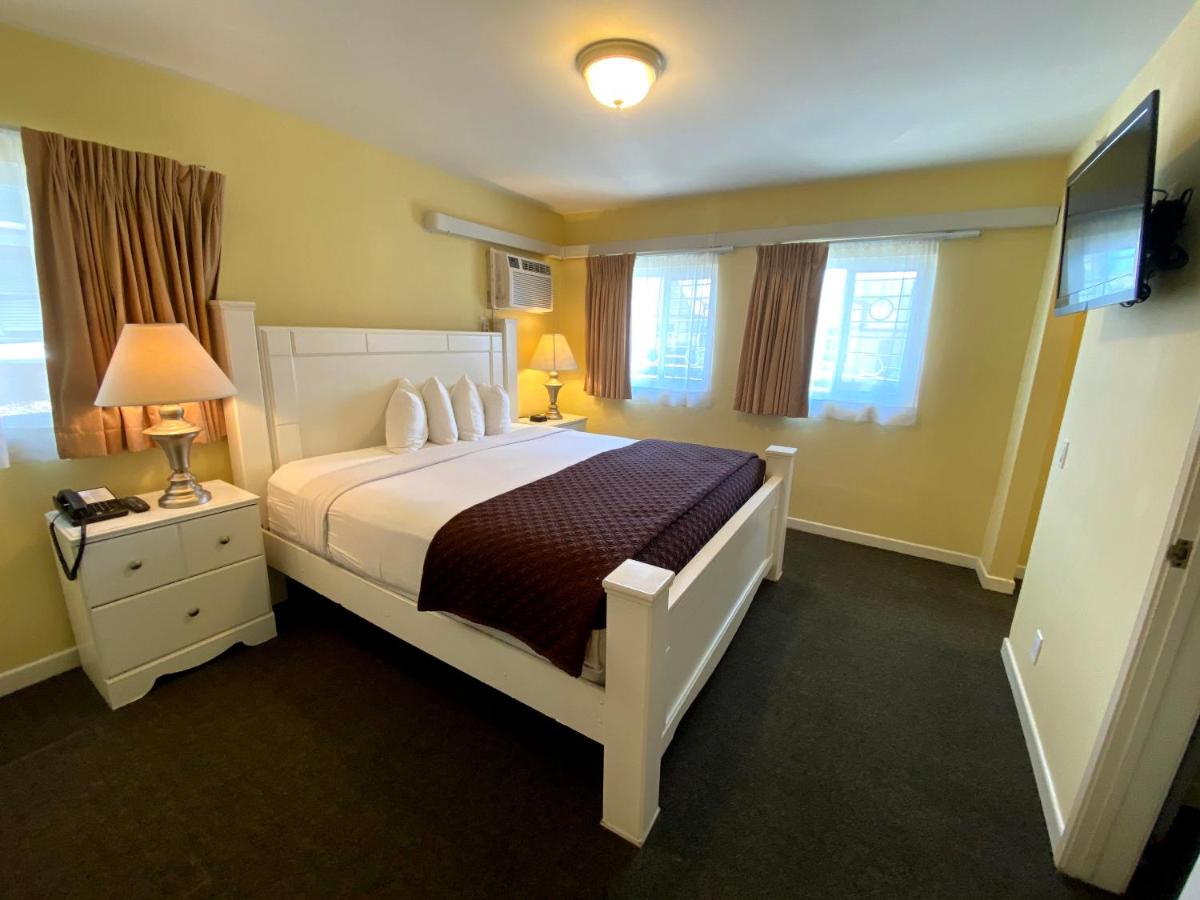 Deluxe King & Queen Suite at Hollywood Celebrity Hotel