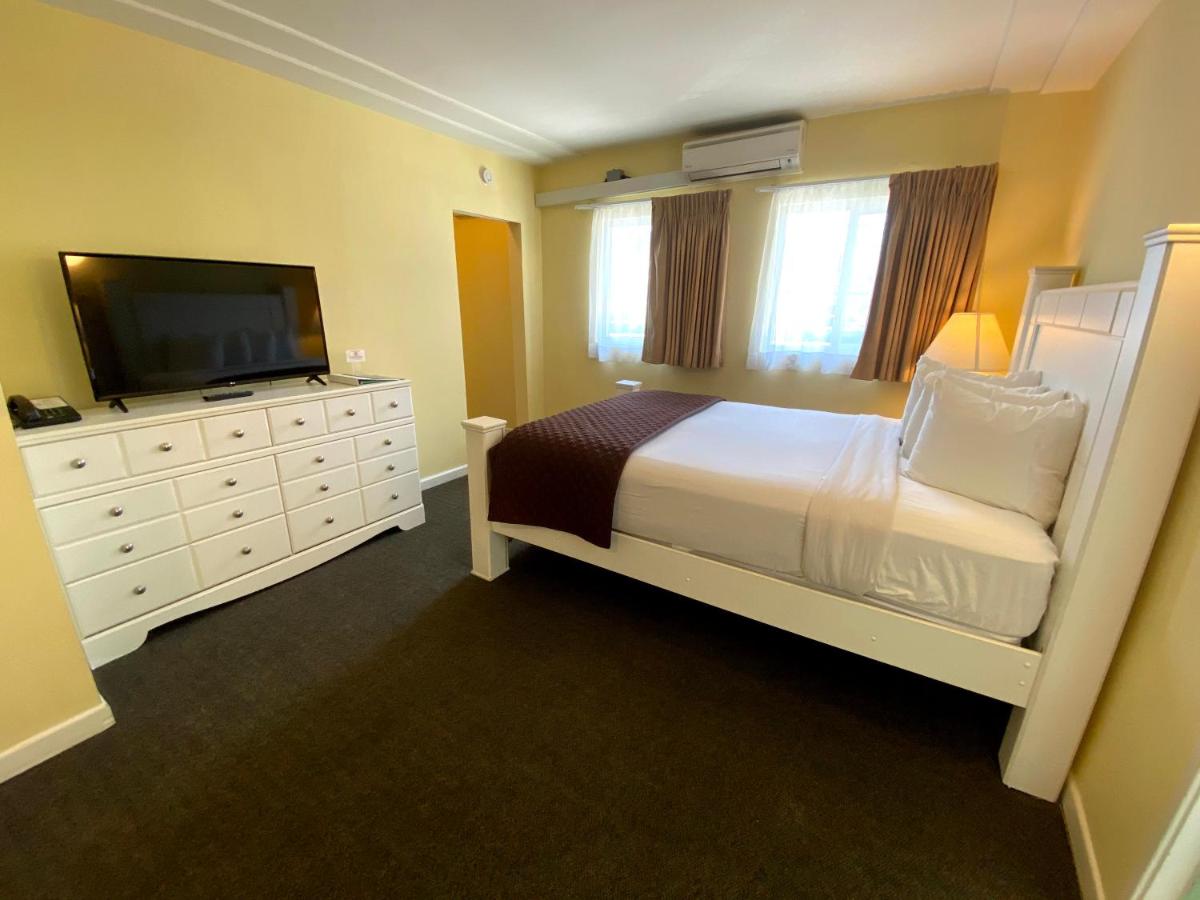 Deluxe King & Queen Suite at Hollywood Celebrity Hotel