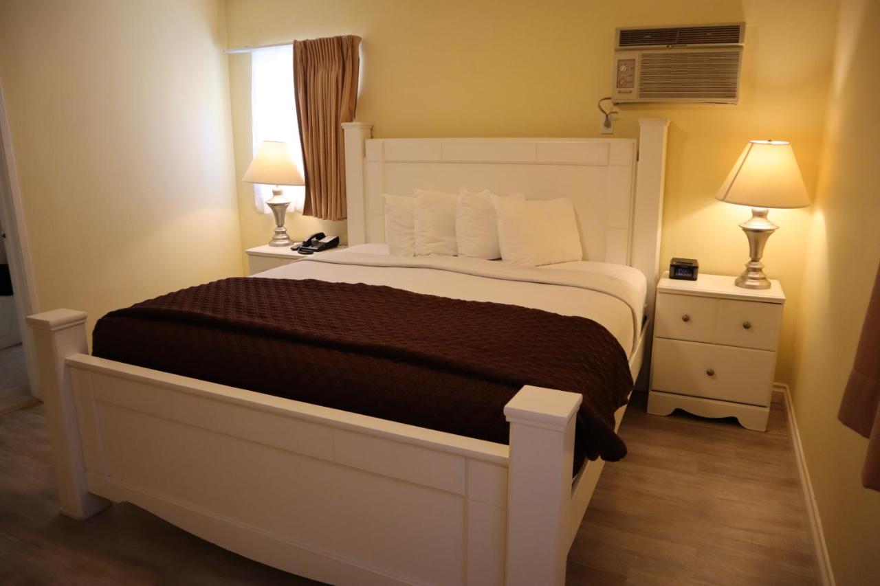 Deluxe King Room with Two King Beds at Hollywood Celebrity Hotel