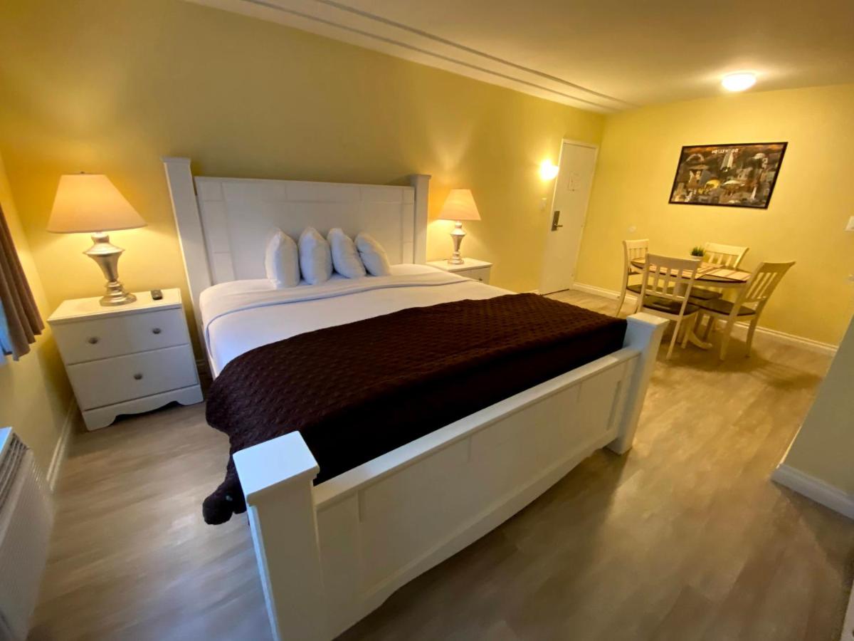 Deluxe King Room with Two King Beds at Hollywood Celebrity Hotel