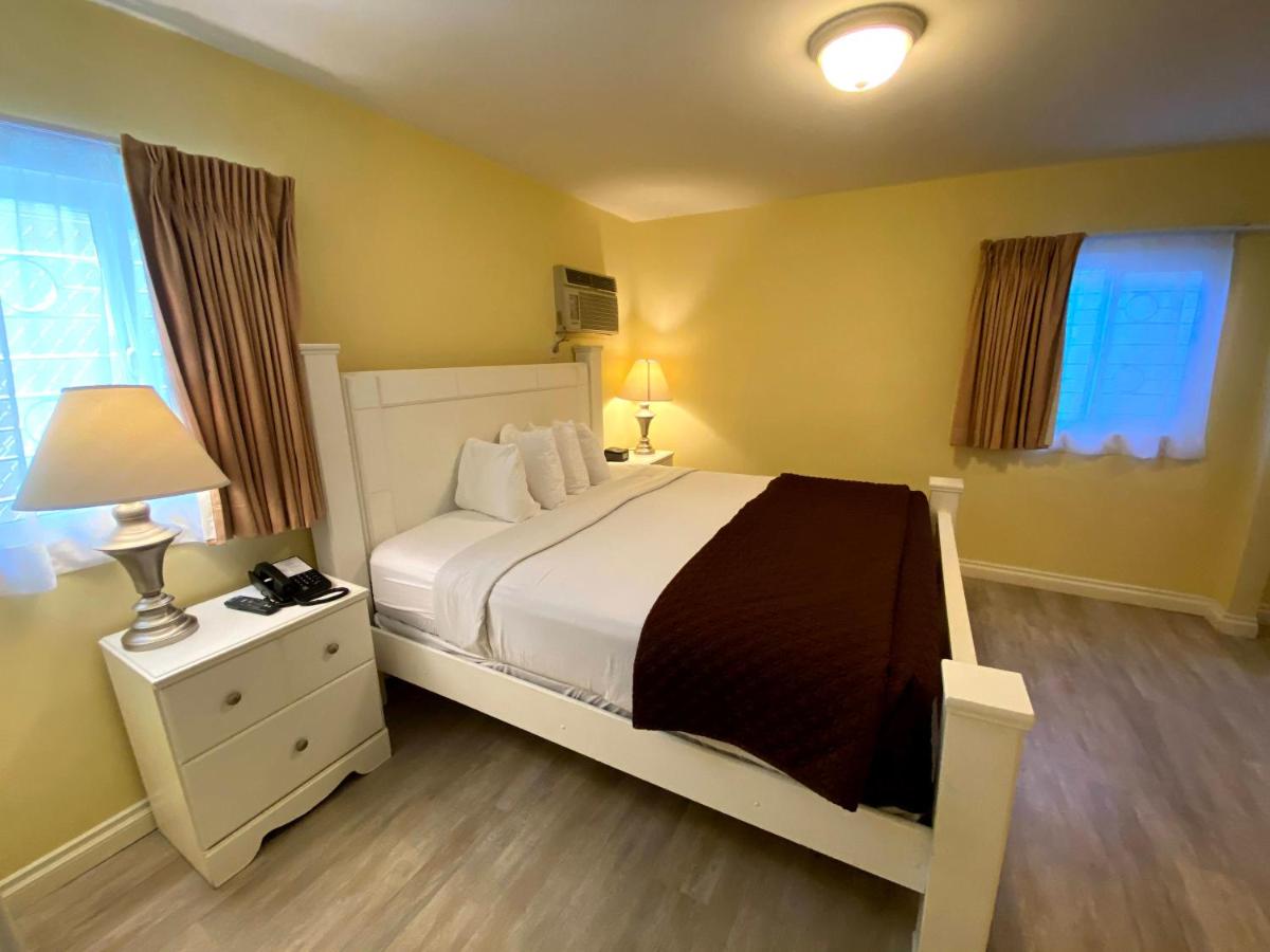 Deluxe King Room with Two King Beds at Hollywood Celebrity Hotel