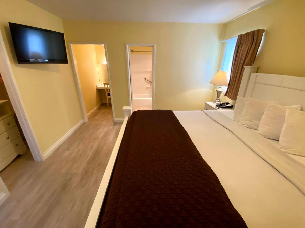 Deluxe King Room with Two King Beds at Hollywood Celebrity Hotel