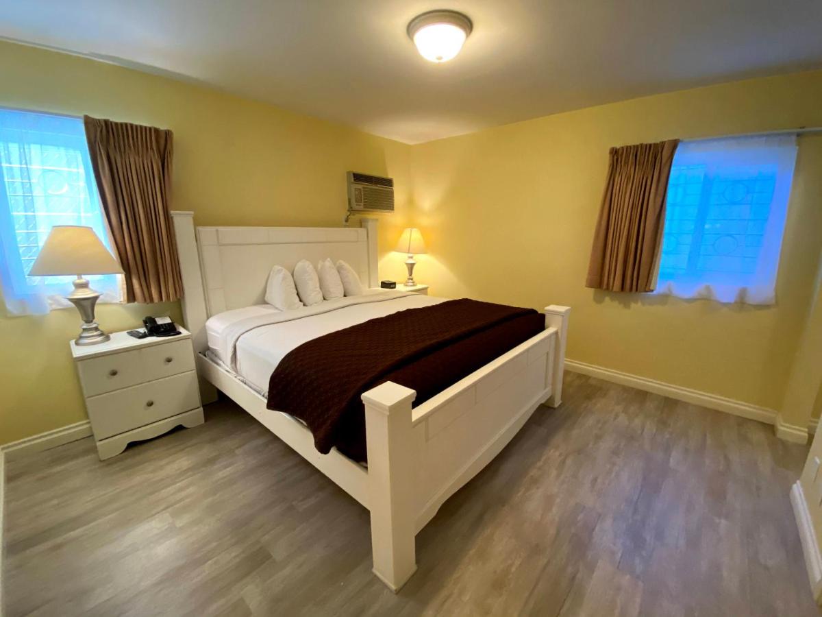 Deluxe King Room with Two King Beds at Hollywood Celebrity Hotel