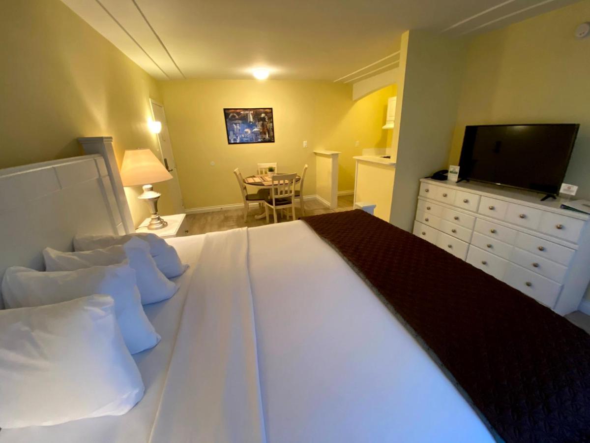 Deluxe King Room with Two King Beds at Hollywood Celebrity Hotel
