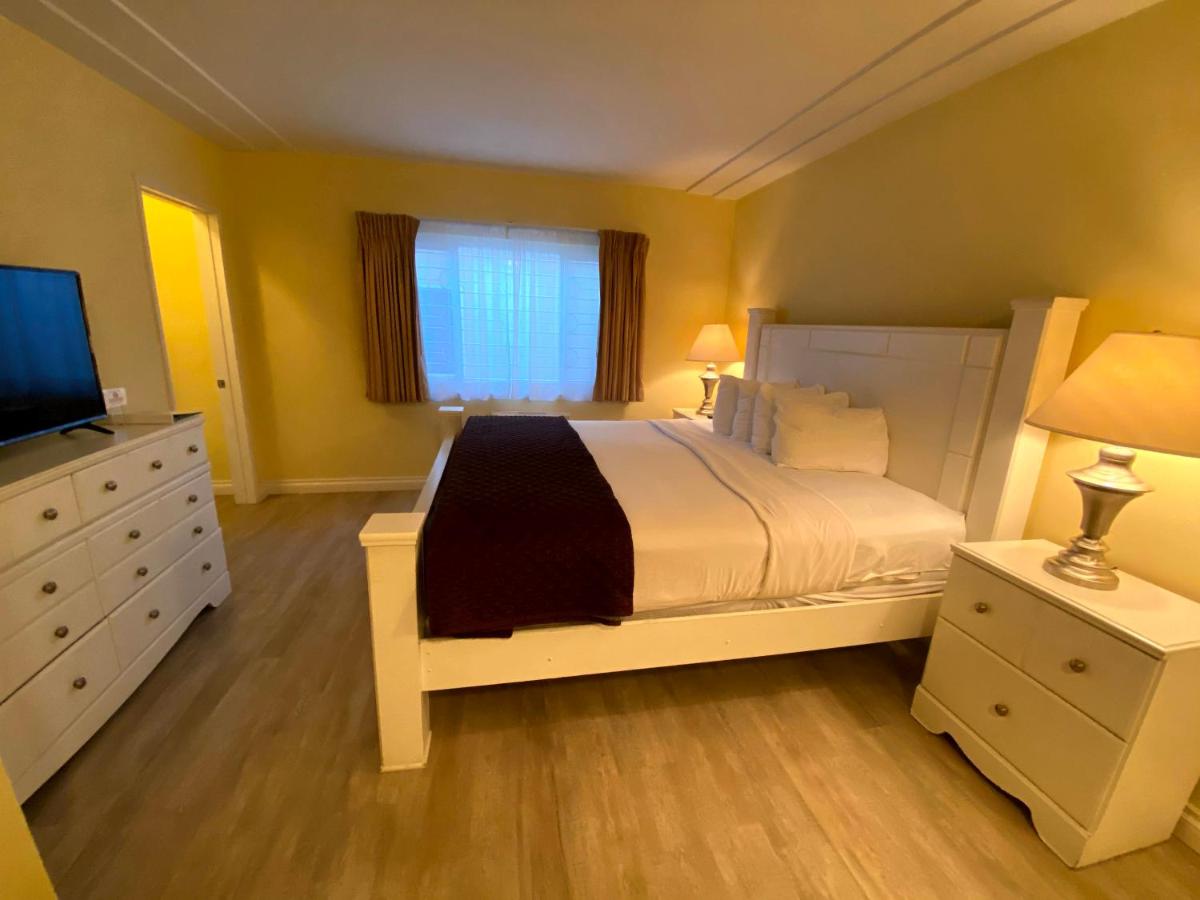 Deluxe King Room with Two King Beds at Hollywood Celebrity Hotel