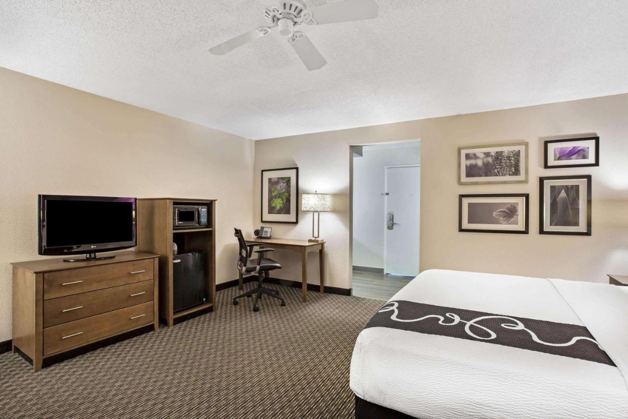 Executive King Room at La Quinta Inn & Suites by Wyndham Hartford - Bradley Airport