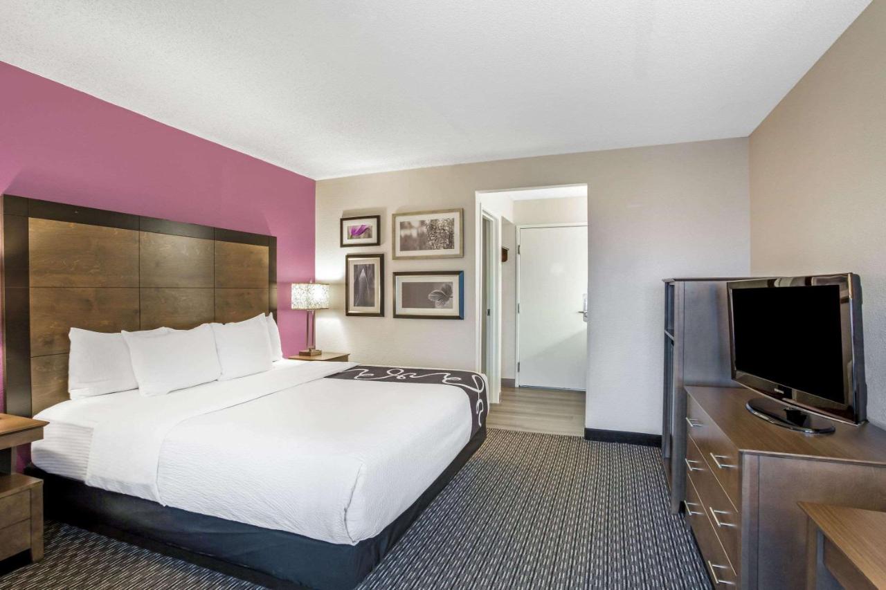 King Room - Mobility Access/Non-Smoking at La Quinta Inn & Suites by Wyndham Hartford - Bradley Airport