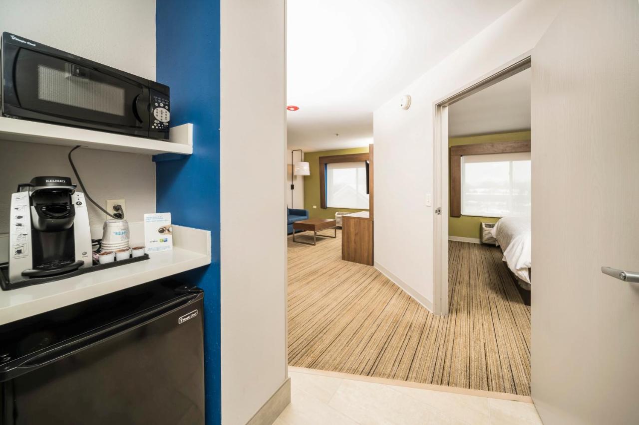 King Suite - Disability Access at Holiday Inn Express Chicago NW - Vernon Hills by IHG