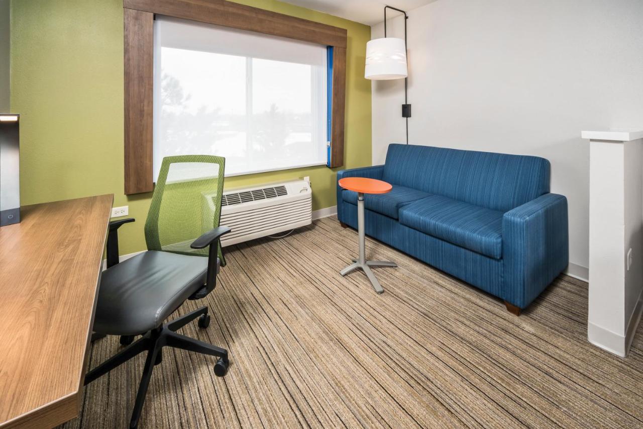 Executive King Room at Holiday Inn Express Chicago NW - Vernon Hills by IHG