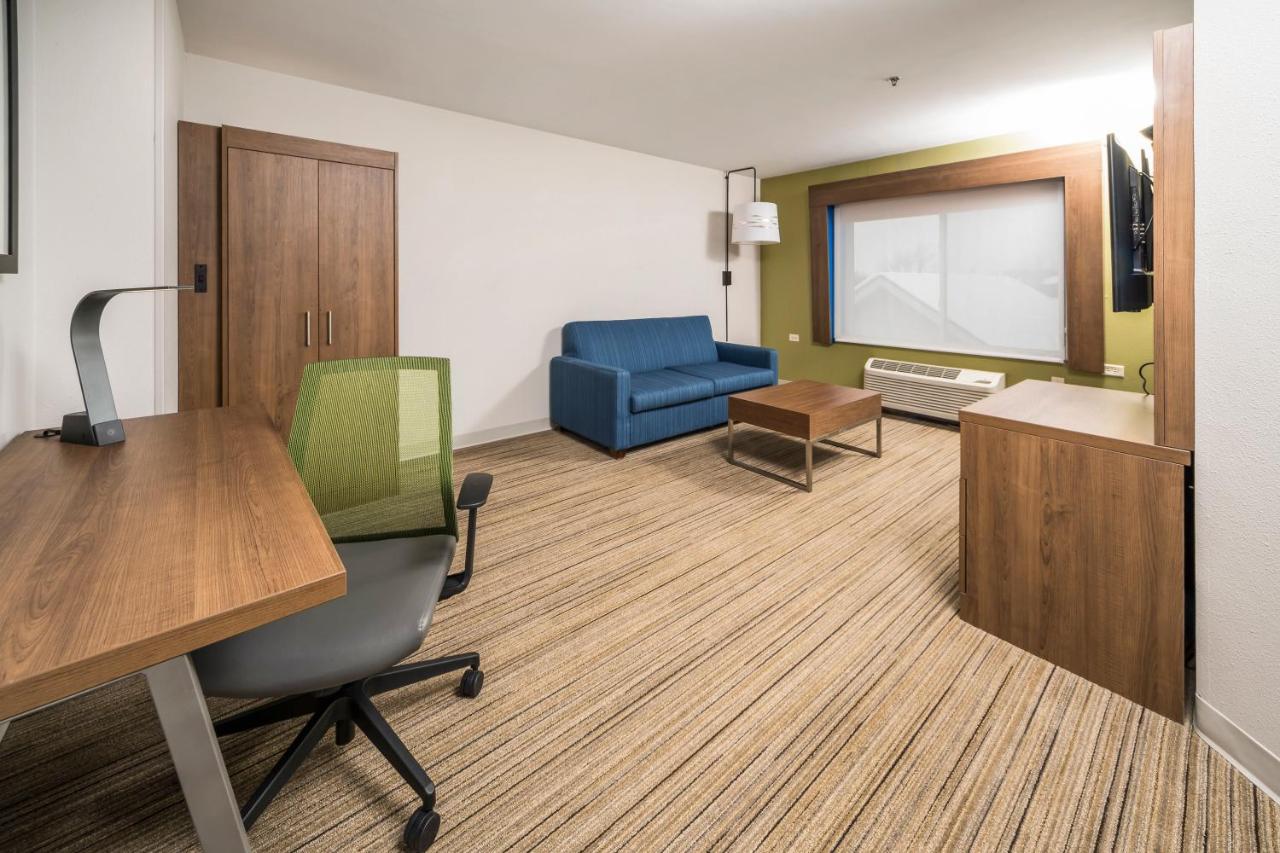 King Suite - Disability Access at Holiday Inn Express Chicago NW - Vernon Hills by IHG