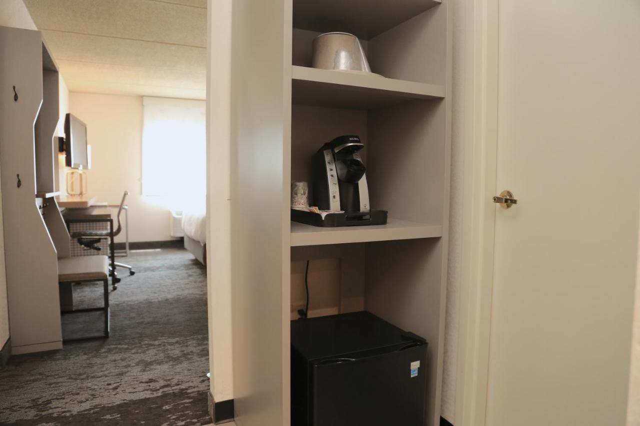 Double Room with Hearing Accessible Roll-In Shower at Holiday Inn Salem - I-93 at Exit 2, an IHG Hotel