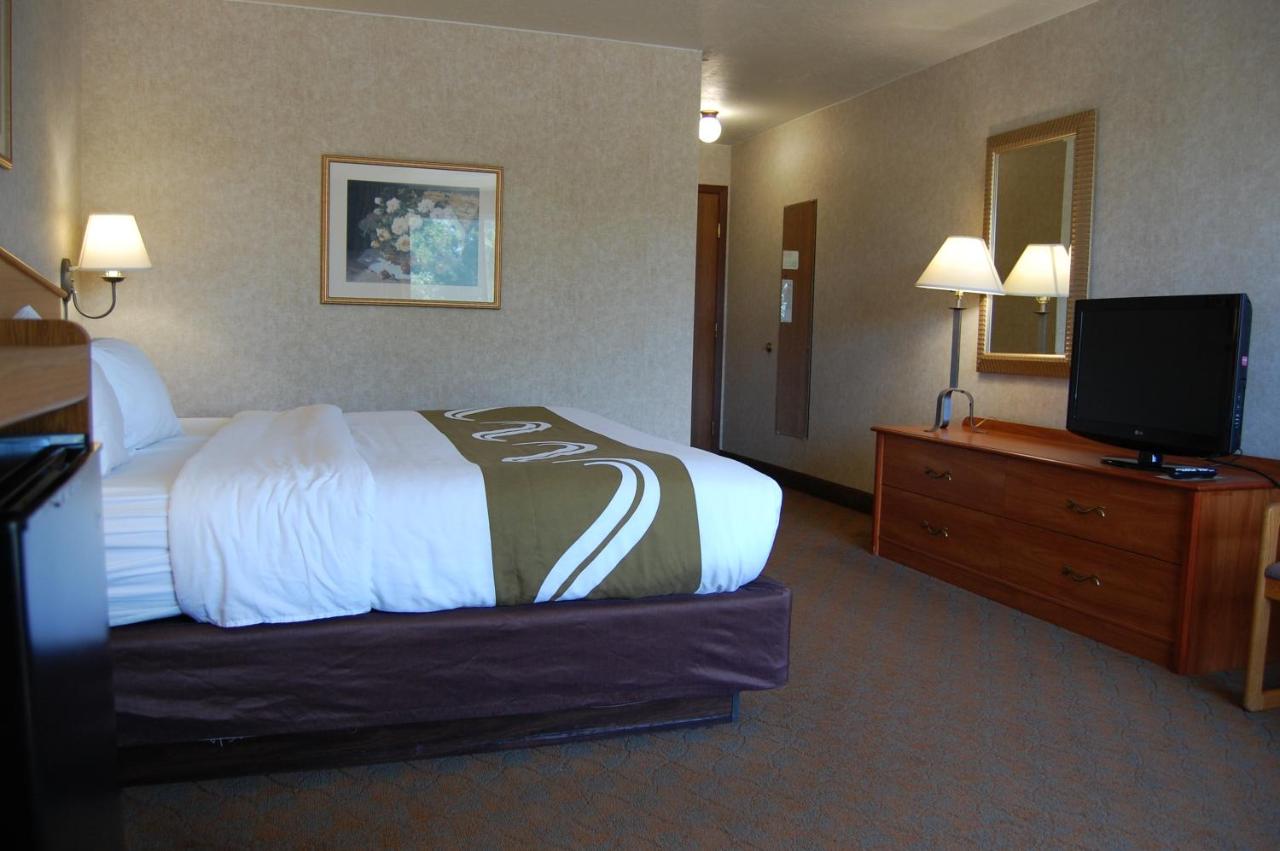 King Suite - Smoking at Quality Inn