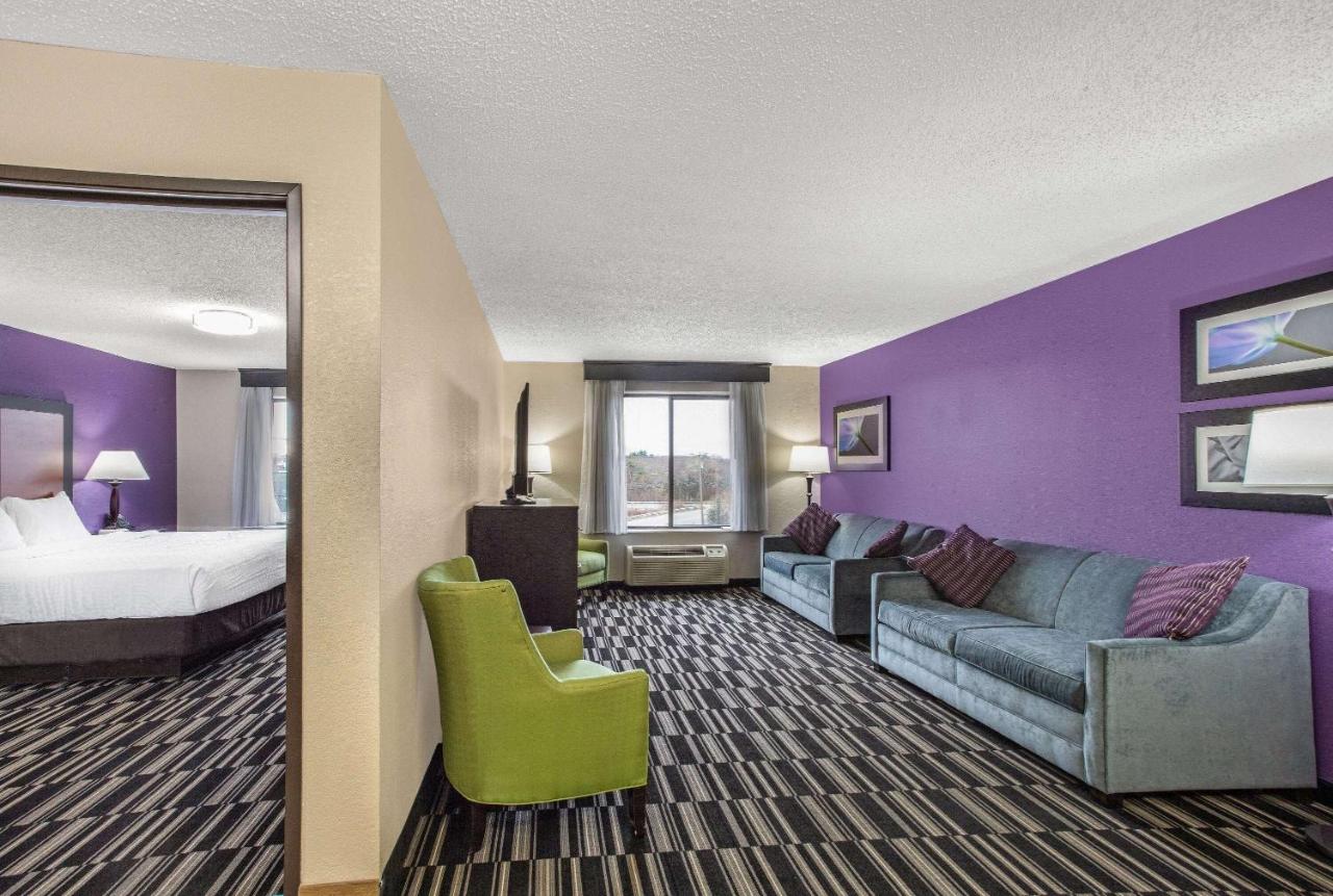 King Suite - Non-Smoking at La Quinta Inn & Suites by Wyndham Norwich-Plainfield-Casino