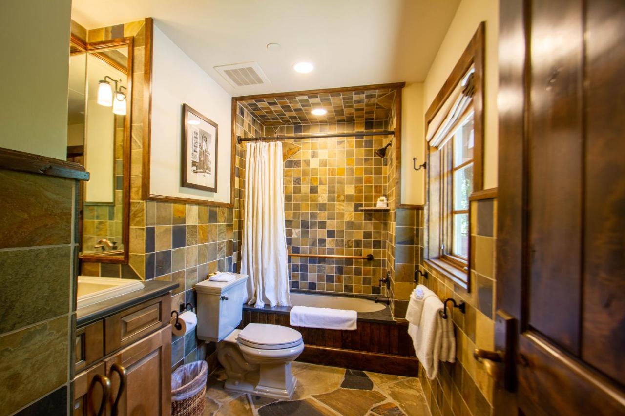 King suite with lake view - Marlette at West Shore Cafe and Inn