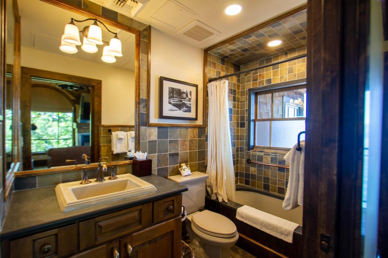 Queen Suite with Lake View - Sugar Pine at West Shore Cafe and Inn