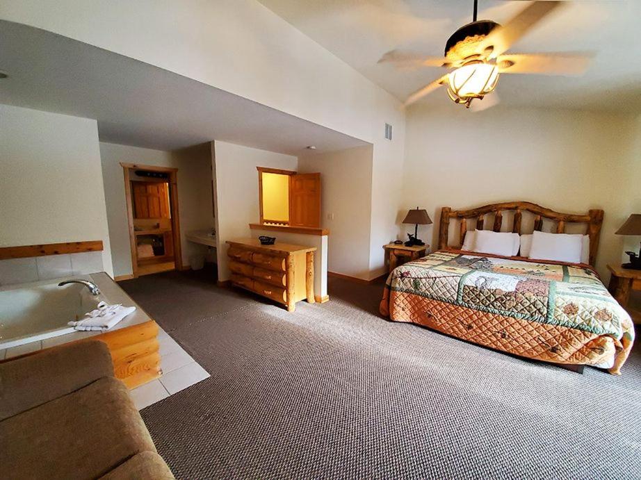 Two-Bedroom Villa at Grizzly Jack's Grand Bear Resort