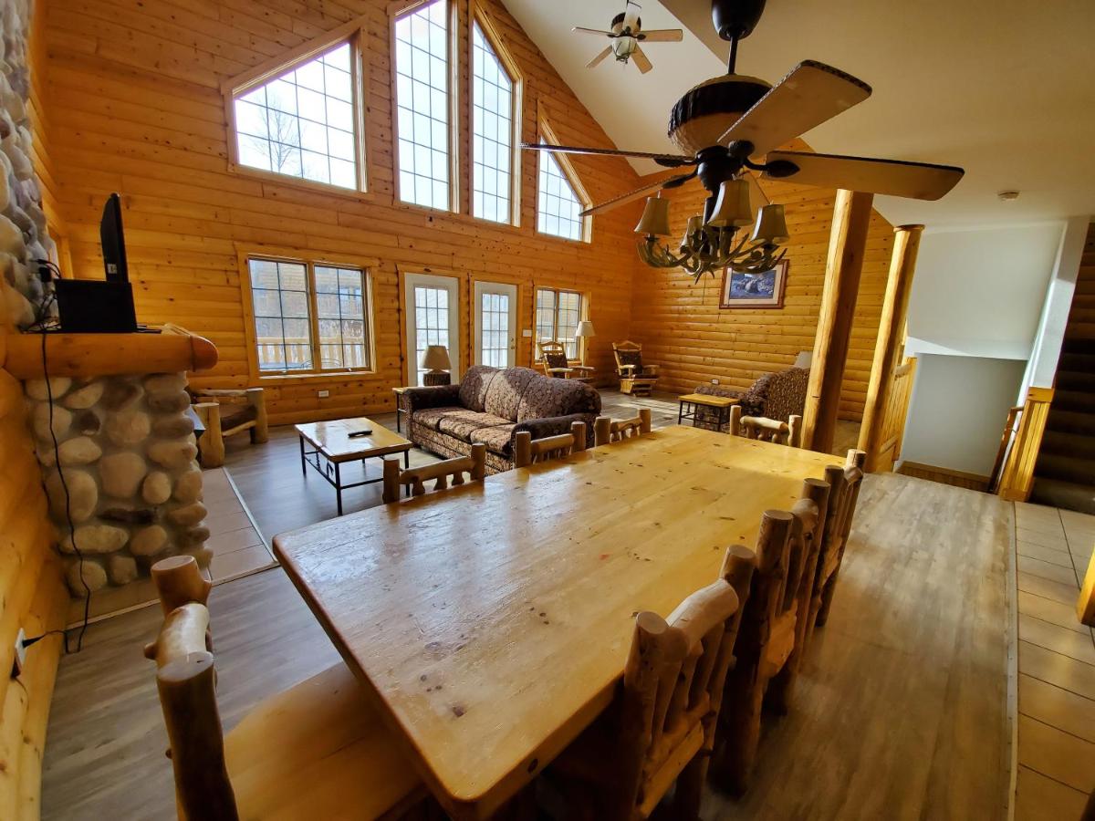 Three-Bedroom Cabin at Grizzly Jack's Grand Bear Resort