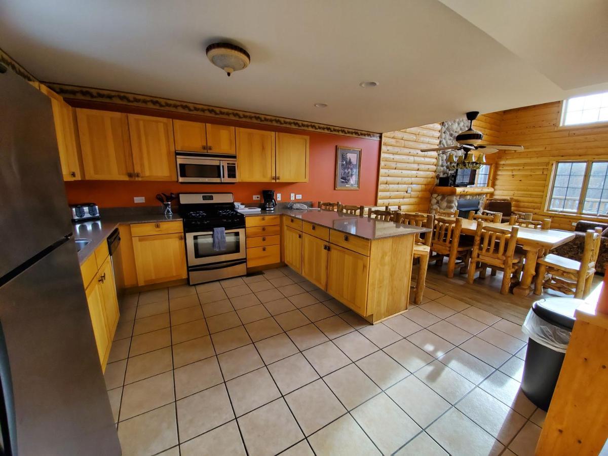 Three-Bedroom Cabin at Grizzly Jack's Grand Bear Resort