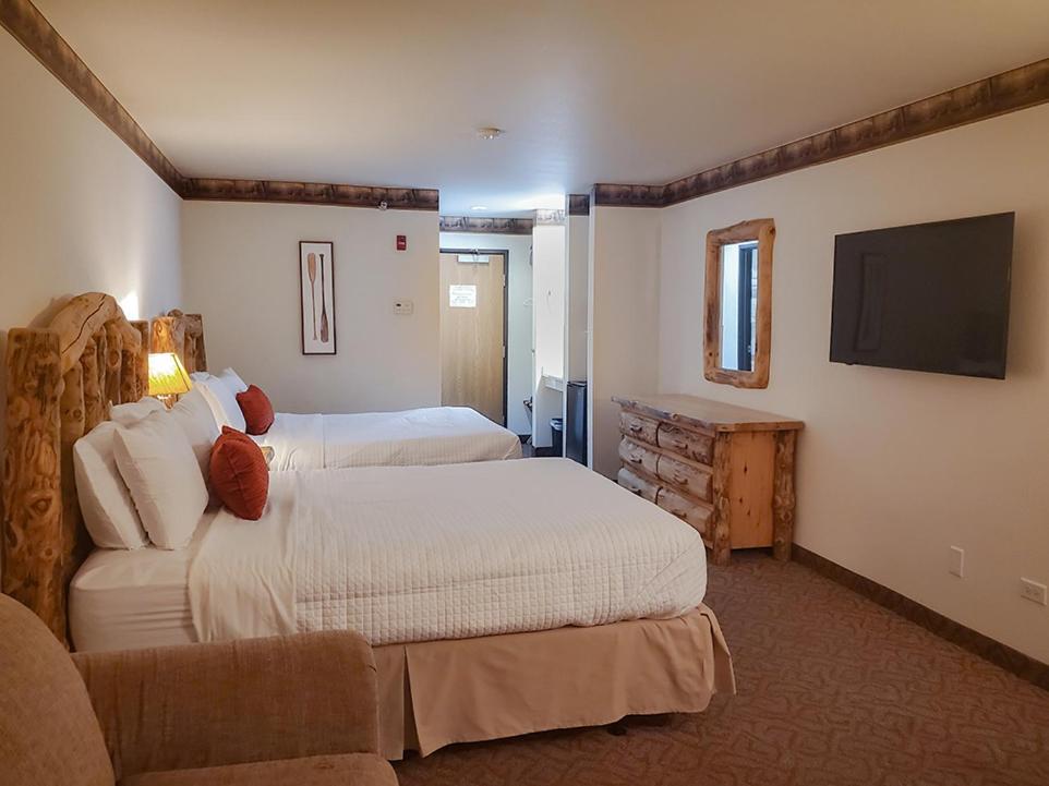 Queen Room with Two Queen Beds at Grizzly Jack's Grand Bear Resort