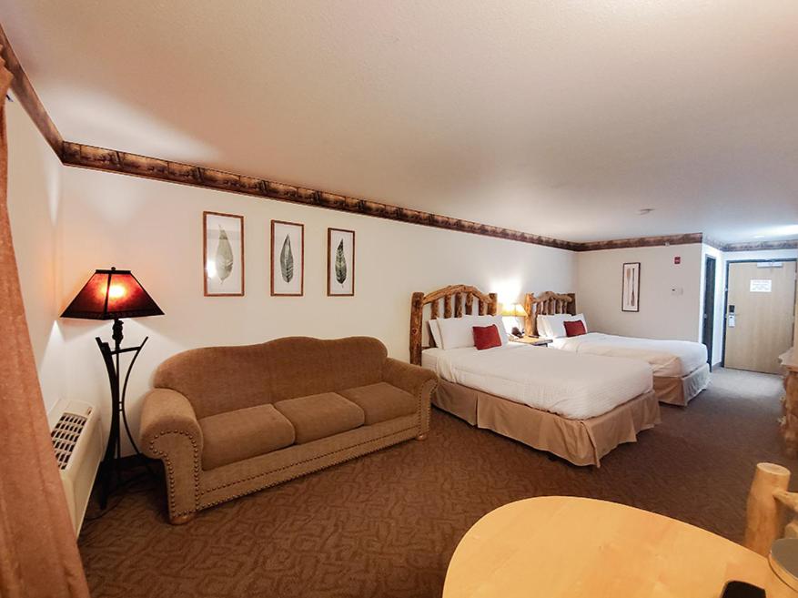 Queen Room with Two Queen Beds at Grizzly Jack's Grand Bear Resort