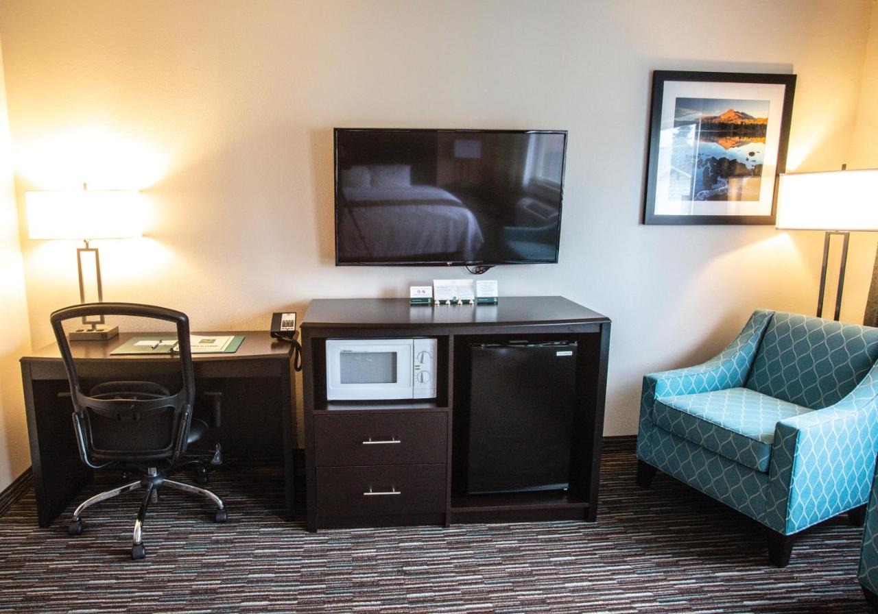 King Suite at Cottage Grove Inn