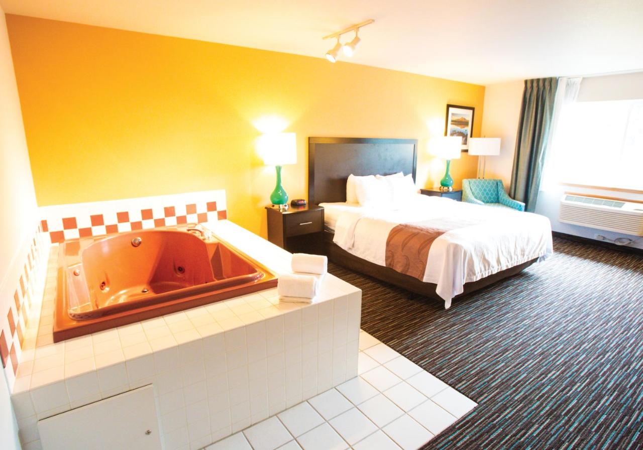 King Suite with Hot Tub - Non-Smoking at Cottage Grove Inn