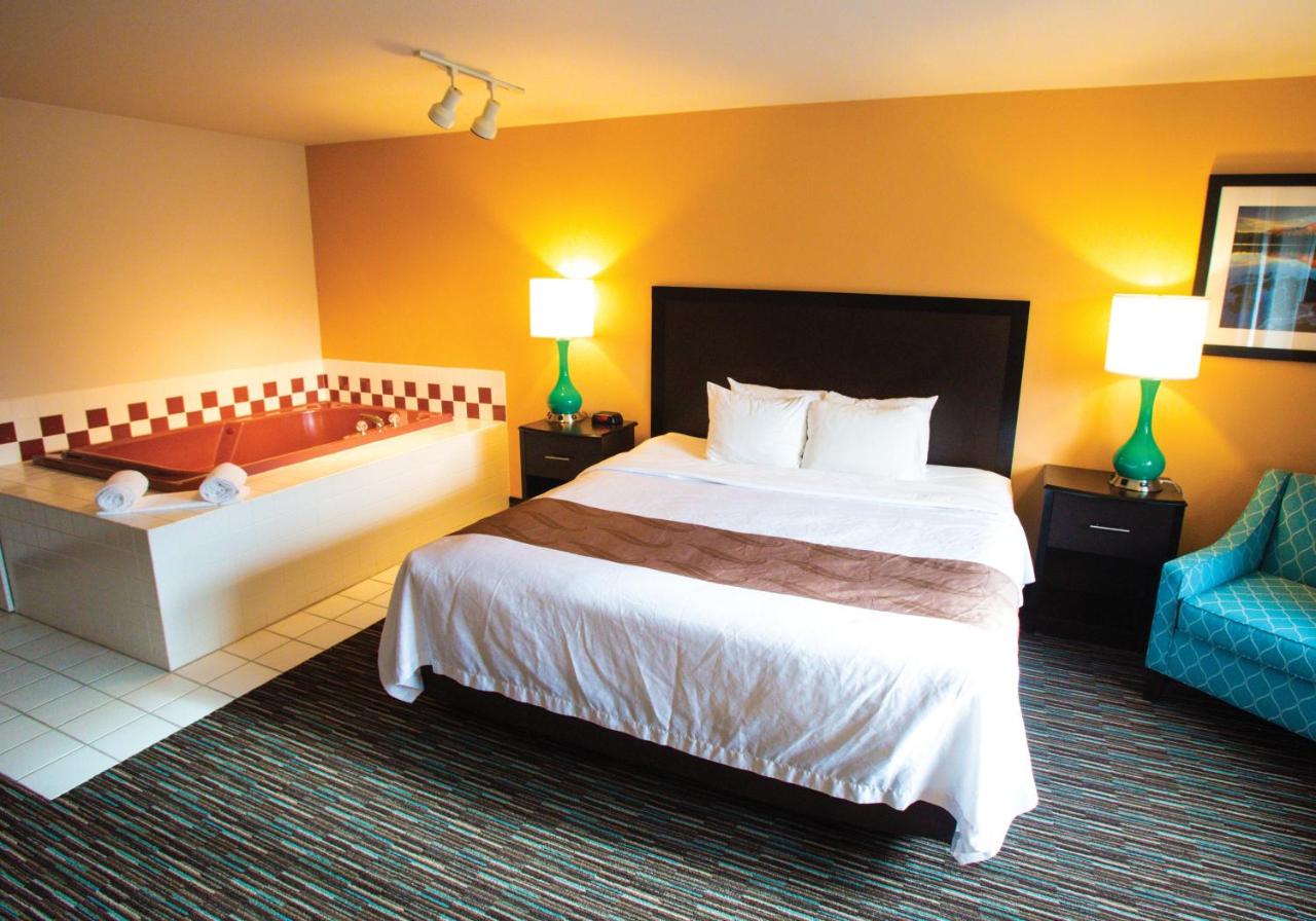 King Suite with Hot Tub - Non-Smoking at Cottage Grove Inn