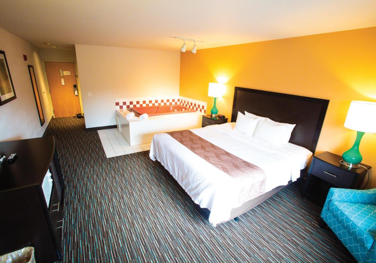 King Suite with Hot Tub - Non-Smoking at Cottage Grove Inn