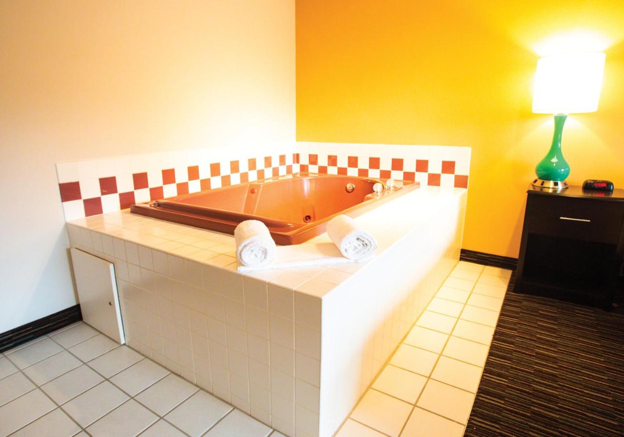 King Suite with Hot Tub - Non-Smoking at Cottage Grove Inn