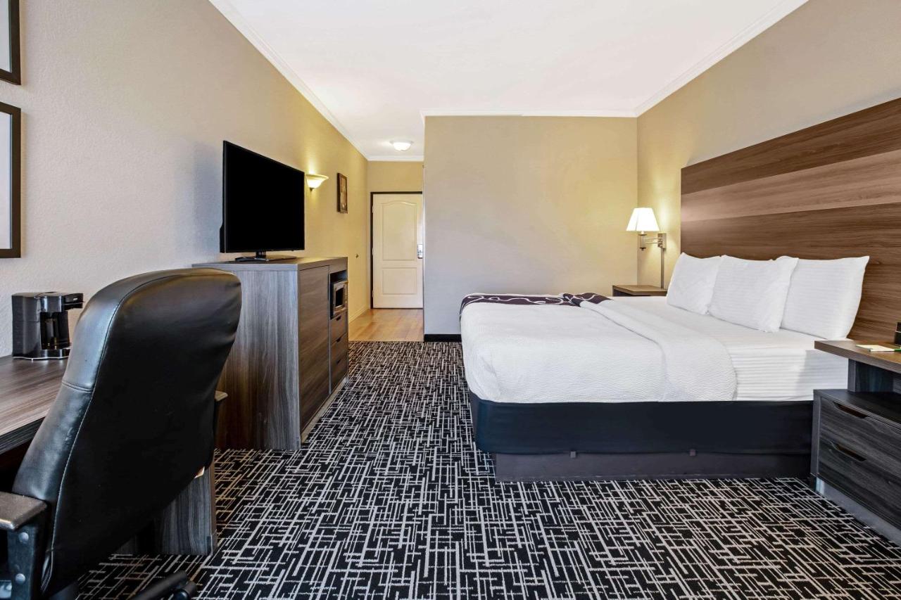Deluxe King Room at La Quinta Inn & Suites by Wyndham Garland Harbor Point