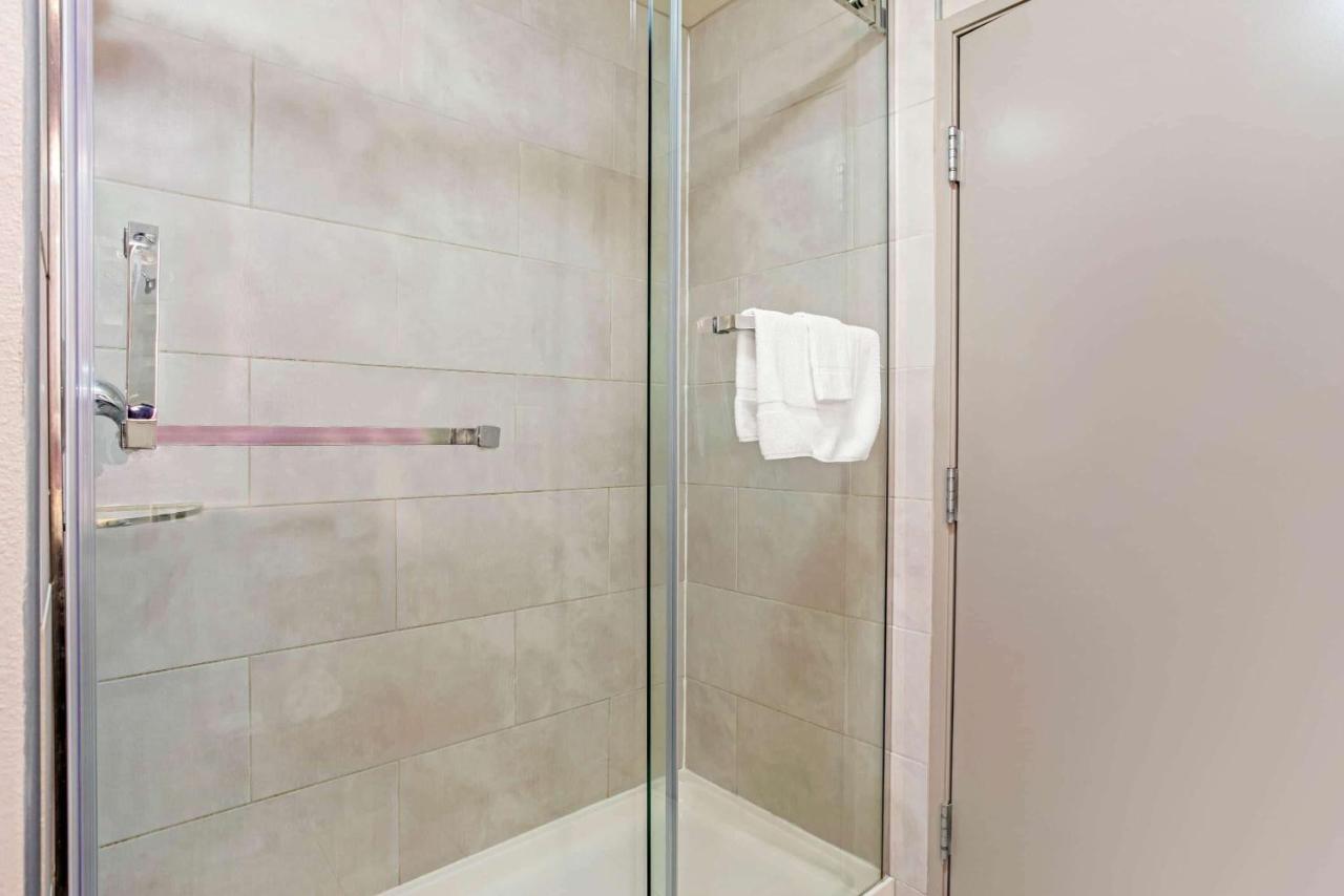 Executive King Room at La Quinta Inn & Suites by Wyndham Hopkinsville