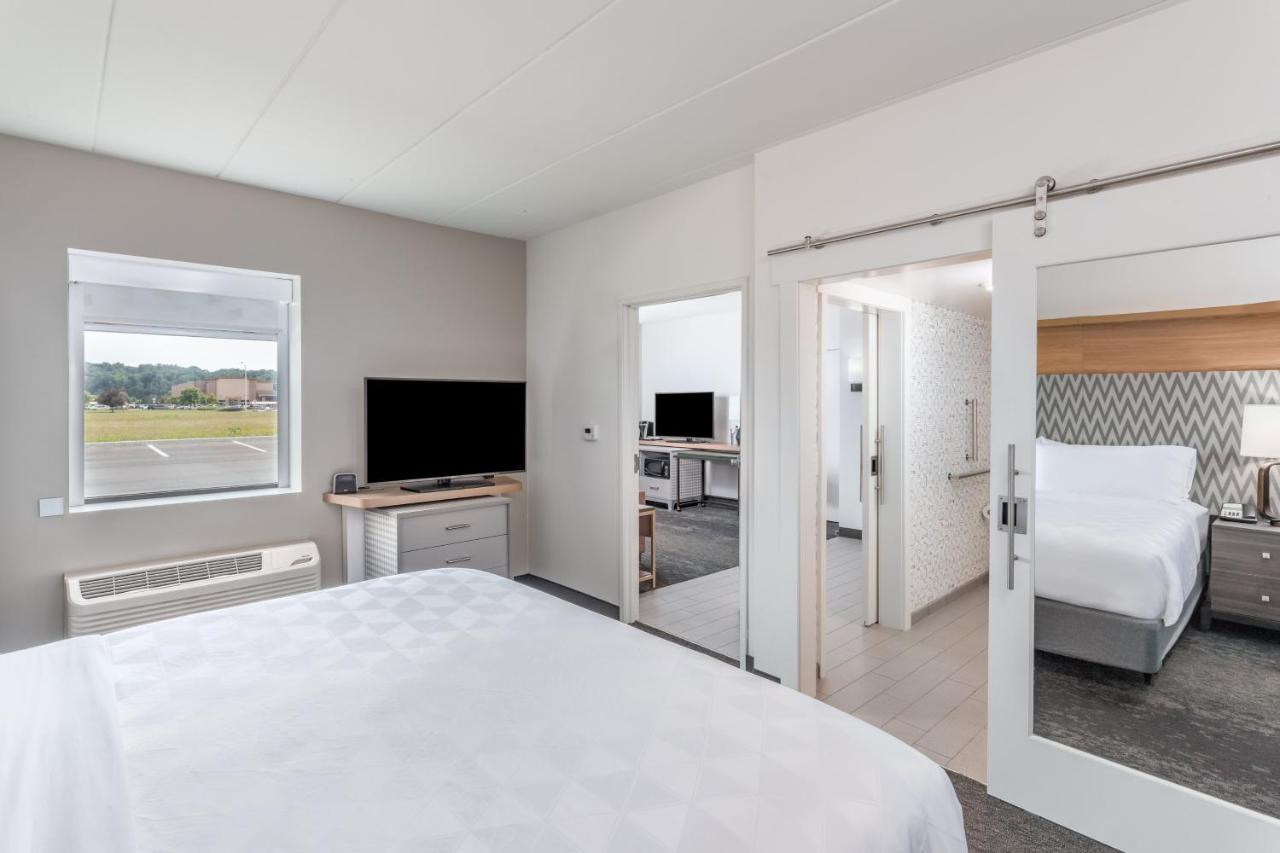 Suite - Mobility Access Roll in Shower/Non-Smoking at Holiday Inn Columbus by IHG
