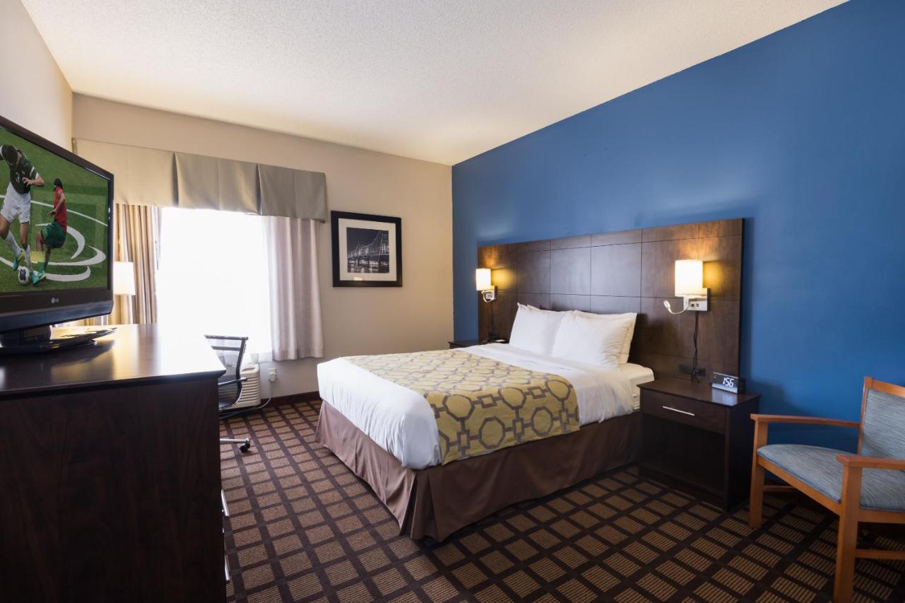 Queen Room with Roll-in Shower - Disabilty Access - Non-Smoking at Baymont by Wyndham Morton