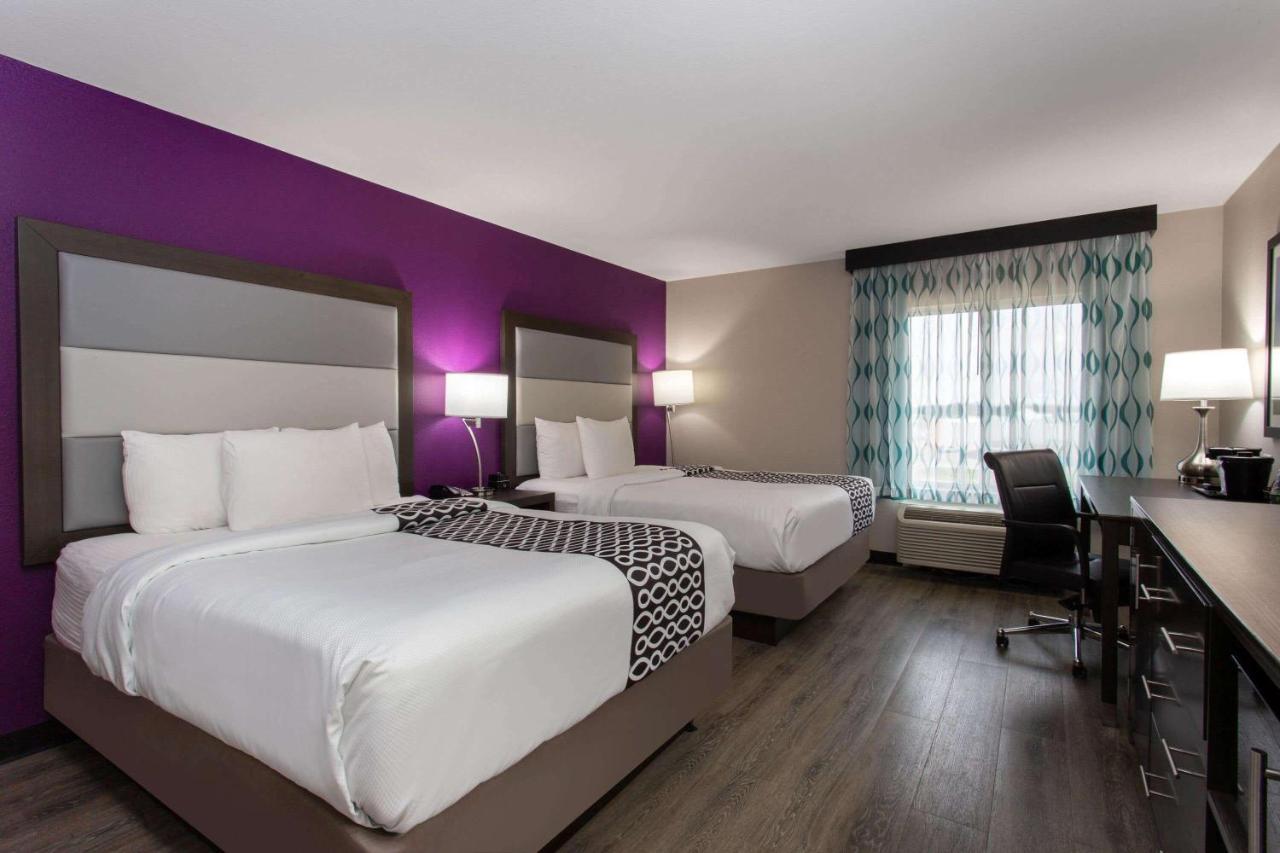 Queen Room with Roll-In Shower - Mobility Access/Non-Smoking at La Quinta Inn & Suites by Wyndham Effingham
