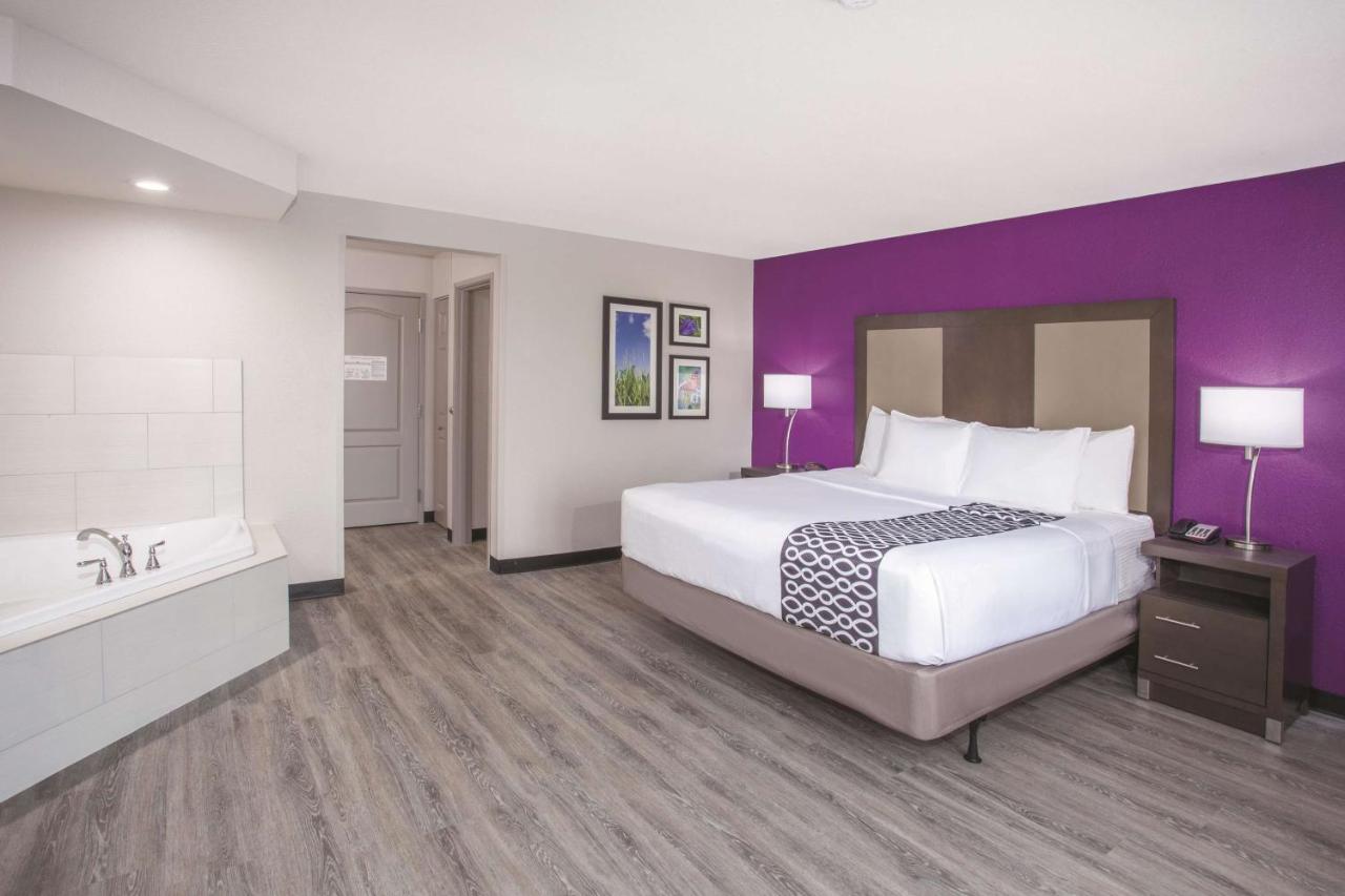 King Room with Jetted Tub - Non-Smoking at La Quinta Inn & Suites by Wyndham Effingham