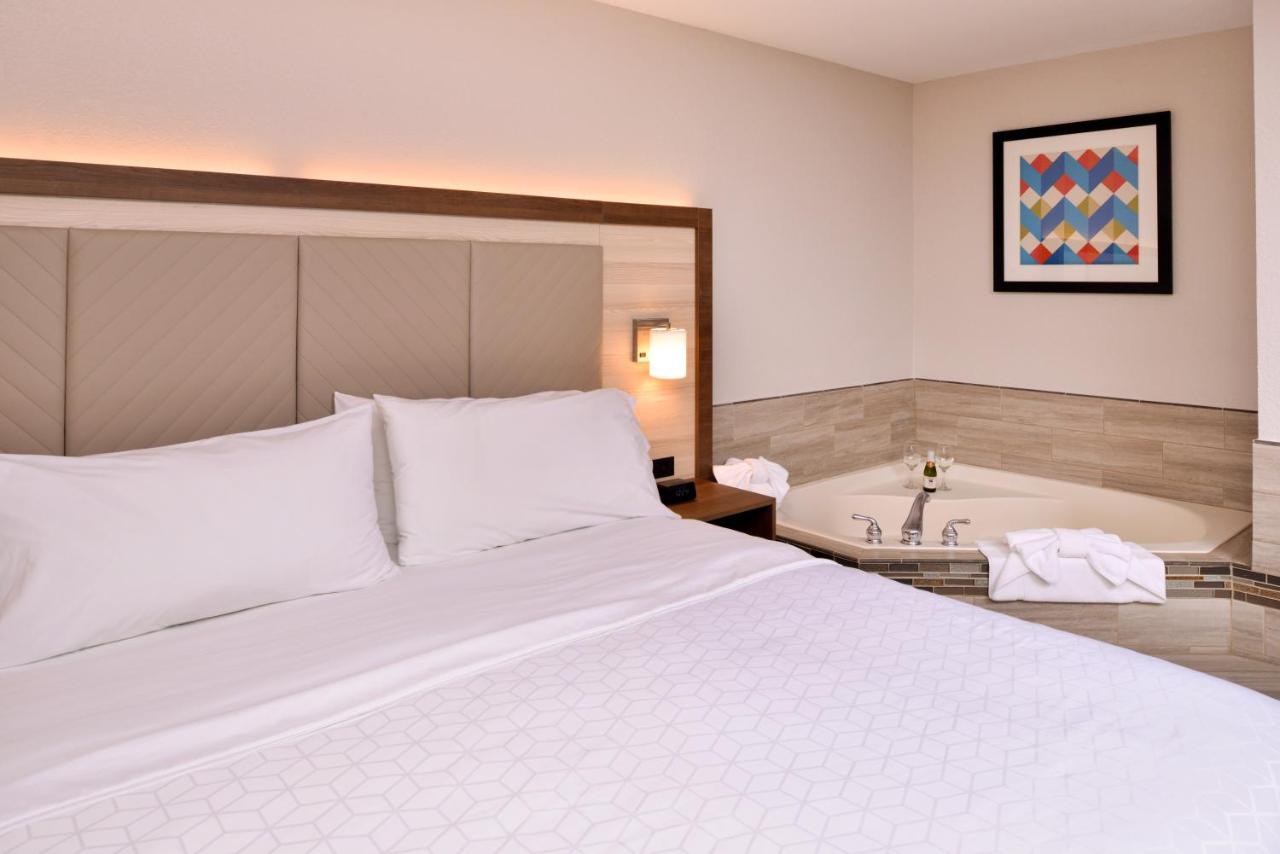 King Suite with Spa Bath at Holiday Inn Express Arcata / Eureka - Airport Area by IHG