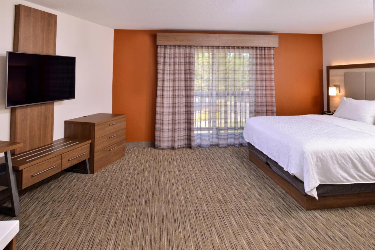King Suite with Spa Bath at Holiday Inn Express Arcata / Eureka - Airport Area by IHG